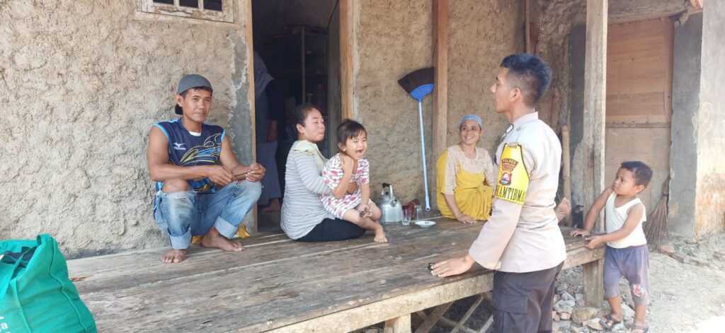 Bhabinkamtibmas Polsek Cimanggu Lakukan Kegiatan Door to Door System (DDS) di Desa Binaan 6 WhatsApp Image 2023 10 29 at 17.10.58