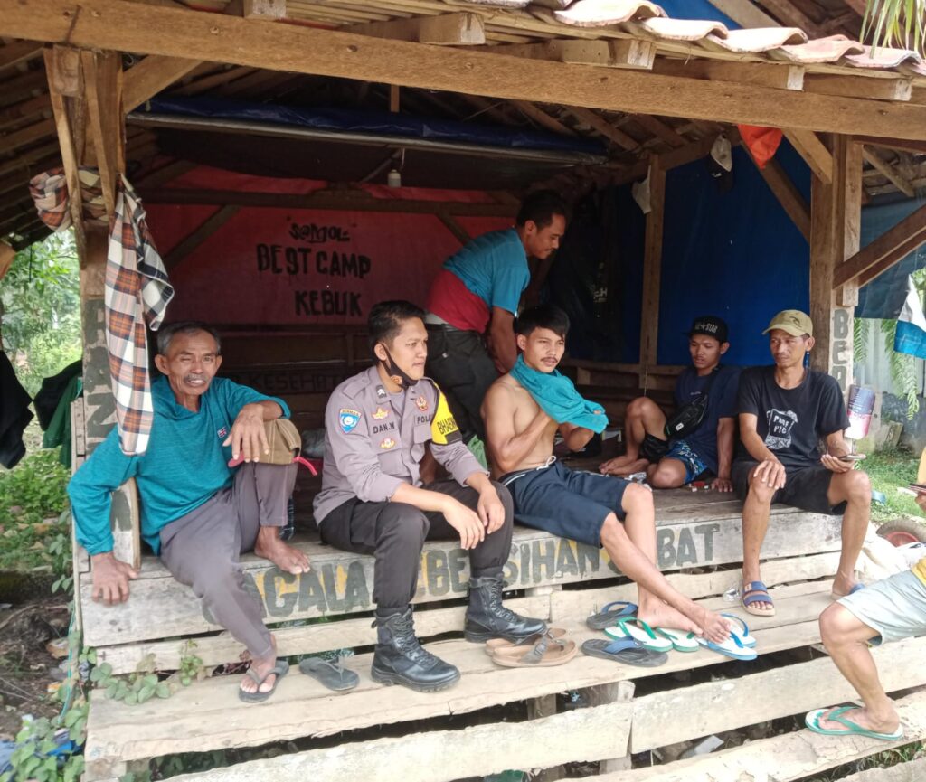 Bhabinkamtibmas Polsek Pagelaran Sambangi Remaja Desa Binaan di Sindanglaya 9 WhatsApp Image 2023 10 29 at 19.04.43