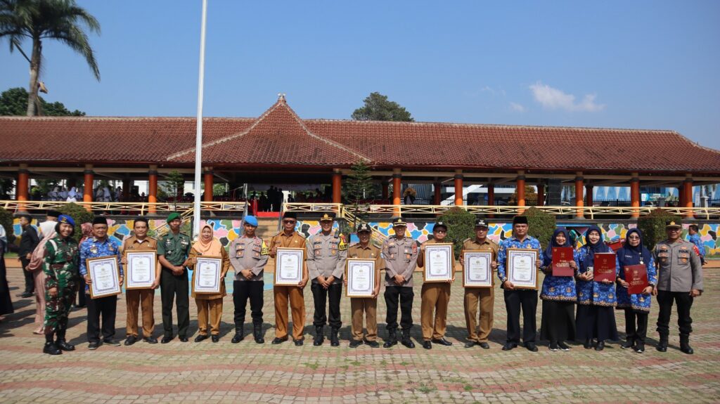 Kapolres Pandeglang Memberikan Penghargaan kepada Delapan Camat Berdedikasi dalam Membantu Tugas Polisi 1 WhatsApp Image 2023 10 30 at 10.25.30