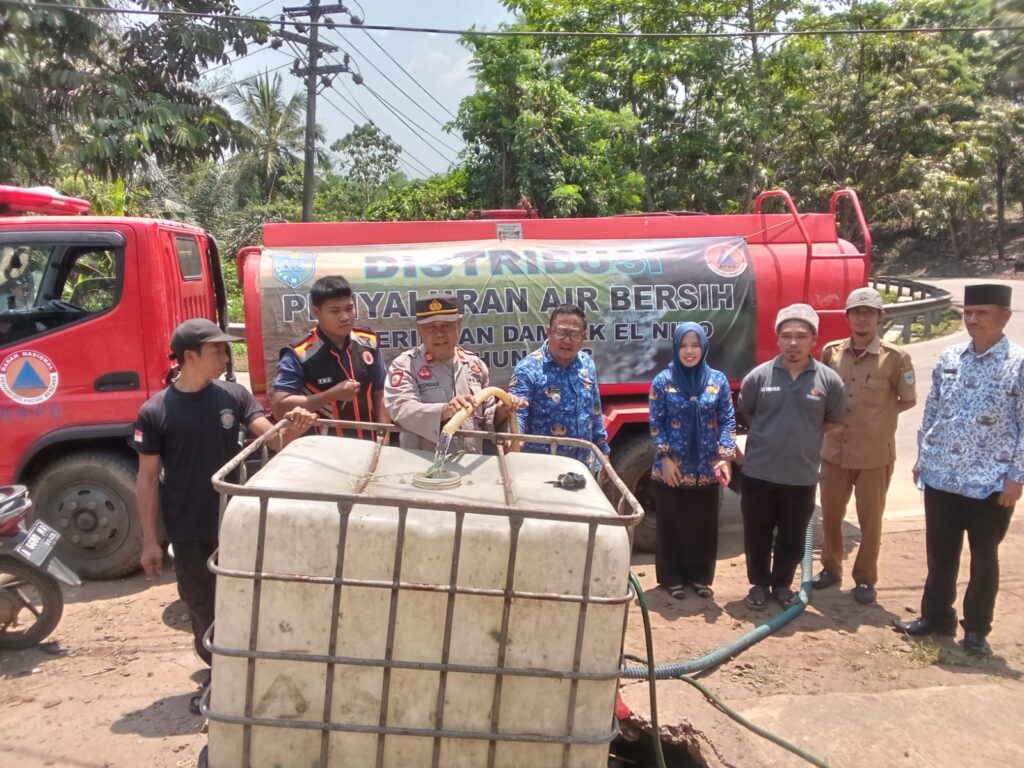Polsek Bojong Distribusikan Bantuan Air Bersih untuk Warga Terdampak Kekeringan 6 WhatsApp Image 2023 10 30 at 13.48.54