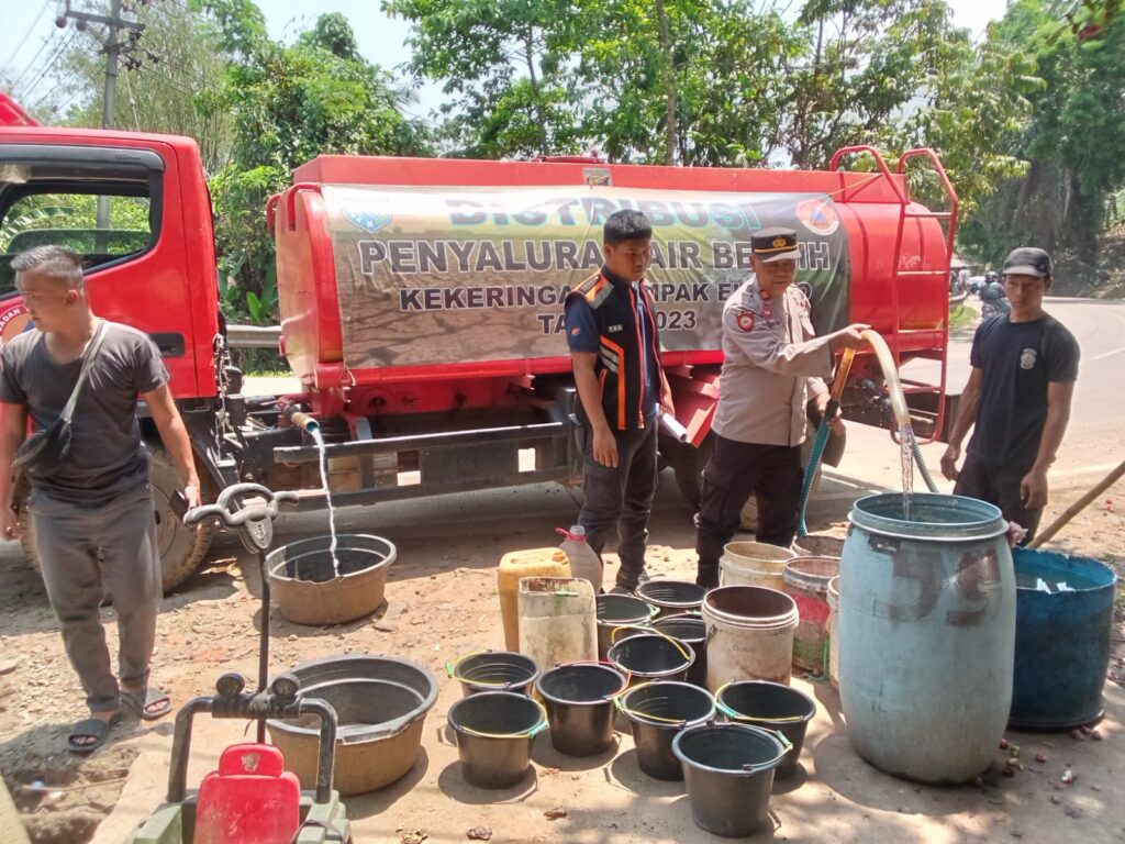 Polsek Bojong Bagikan Ribuan Liter Air Bersih kepada Warga Terdampak Kekeringan 7 WhatsApp Image 2023 10 30 at 13.48.55