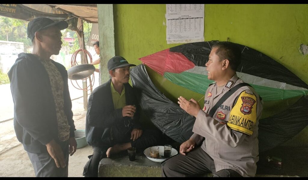 Bhabinkamtibmas Polsek Pandeglang Ajak Warga Jaga Kebersihan dan Keamanan Lingkungan di Kp. Maja Pasir 3 WhatsApp Image 2023 10 30 at 20.06.57