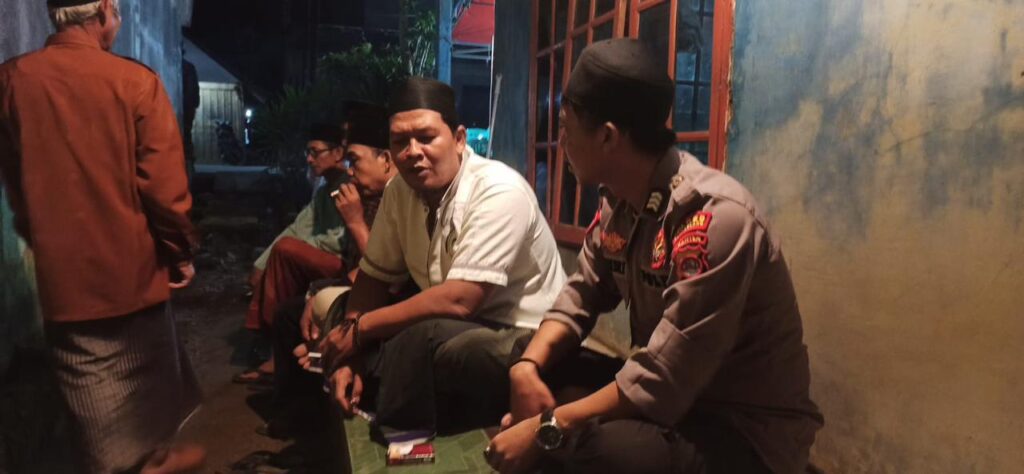 Bhabinkamtibmas Polsek Munjul Melaksanakan Sambang dan Silaturahmi dengan Warga Masyarakat 3 WhatsApp Image 2023 11 01 at 10.46.46