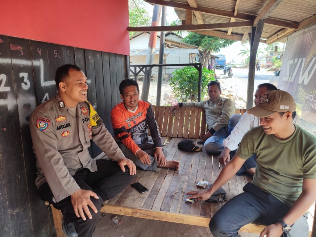 Polsek Cibaliung Melaksanakan Sambang Door to Door ke Warga Masyarakat 4 WhatsApp Image 2023 11 01 at 10.48.50