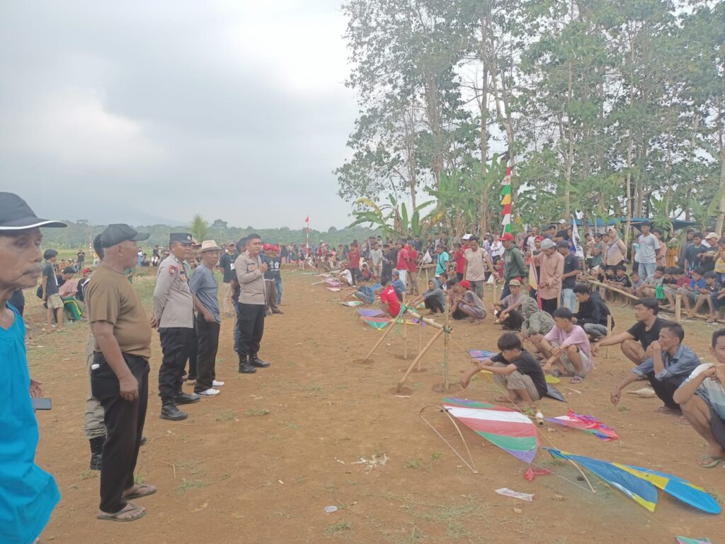 Polsek Cikedal Amankan Lomba Layang-Layang di Desa Karyasari 5 WhatsApp Image 2023 11 01 at 10.51.23