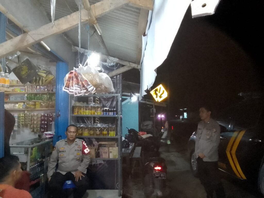 Polsek Cimanuk Gelar Patroli Malam Demi Keamanan dan Kenyamanan Masyarakat 1 WhatsApp Image 2023 11 02 at 18.16.25