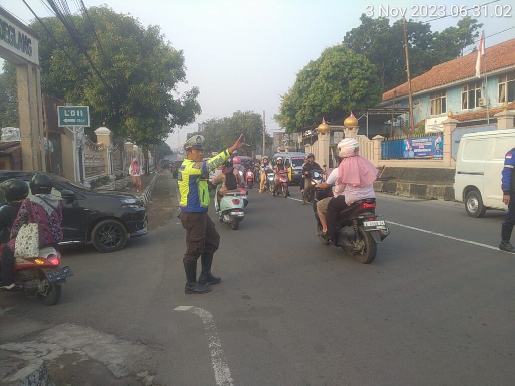 Polsek Pandeglang Rutin Gelar Pengaturan Lalulintas Demi Keamanan dan Ketertiban 8 WhatsApp Image 2023 11 04 at 18.45.40