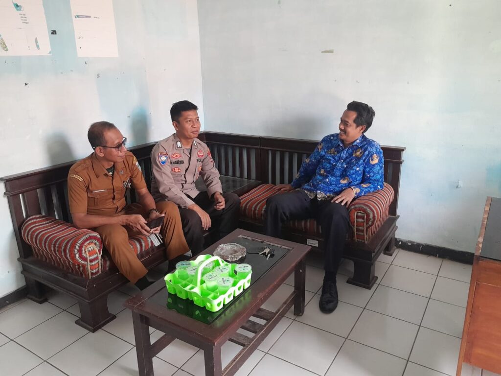Bhabinkamtibmas Polsek Pandeglang Gelar Kunjungan ke Lurah dan Staf Kelurahan Kadomas 10 WhatsApp Image 2023 11 04 at 18.50.52
