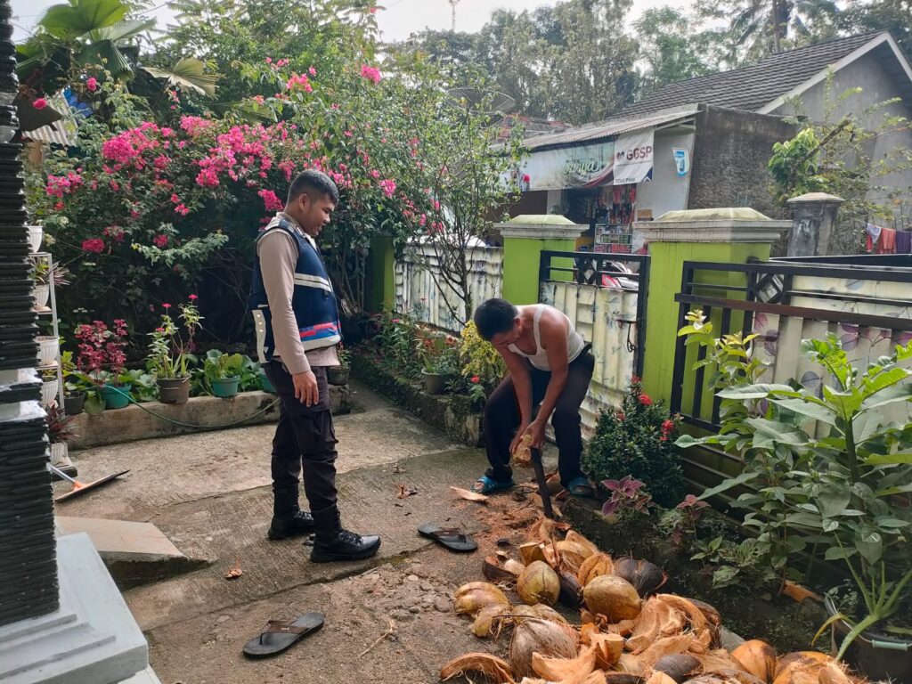 Bhabinkamtibmas Polsek Pulosari Terus Dekatkan Diri dengan Warga dalam Rangka Jaga Kamtibmas 5 WhatsApp Image 2023 11 04 at 19.37.01