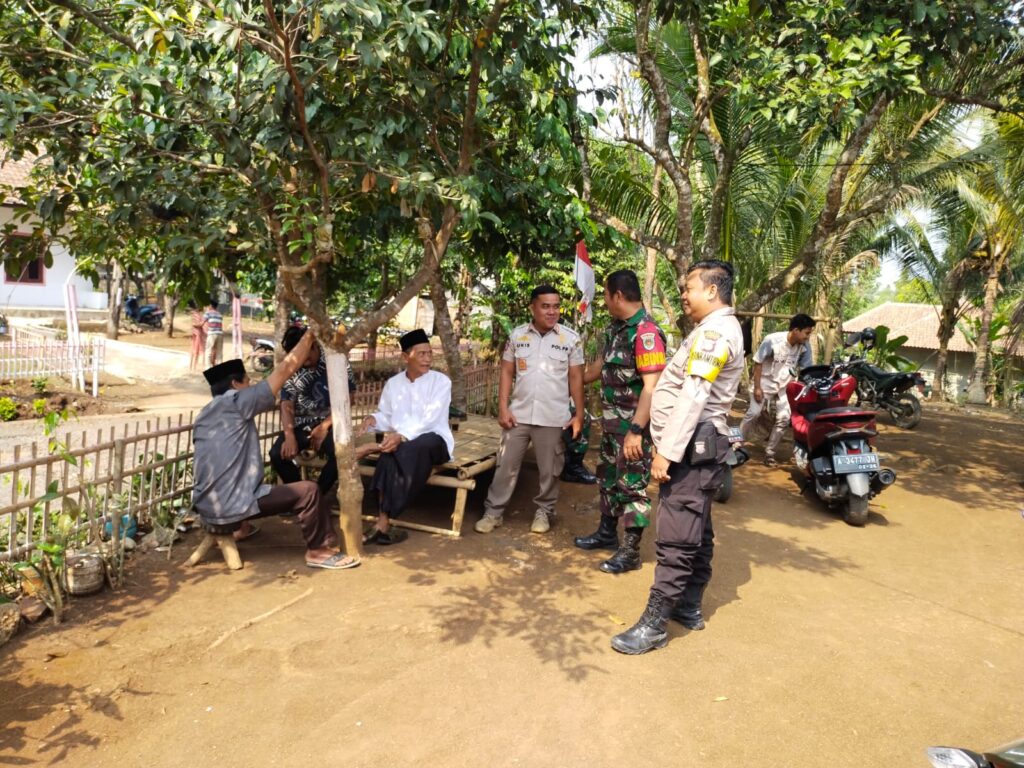 Bhabinkamtibmas Polsek Saketi Bersama Babinsa Sambangi Kepala Desa untuk Ciptakan Kamtibmas Aman 7 WhatsApp Image 2023 11 04 at 19.41.30