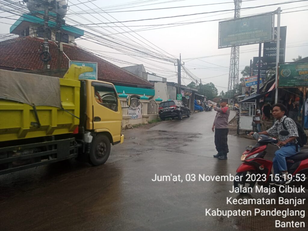 Polsek Banjar Gelar Kegiatan Strong Point Sore untuk Meningkatkan Keamanan Lalu Lintas 8 WhatsApp Image 2023 11 04 at 19.43.20