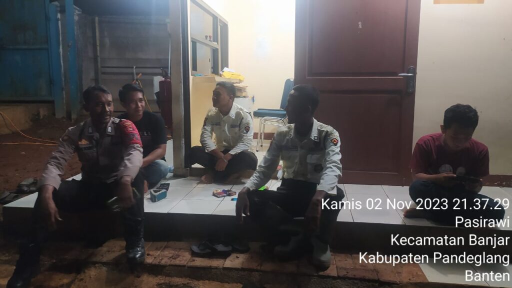 Polsek Banjar Lakukan Patroli Malam demi Menjaga Ketertiban dan Keamanan Wilayah 9 WhatsApp Image 2023 11 04 at 19.44.37
