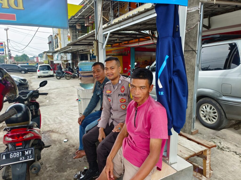 Bhabinkamtibmas Polsek Banjar Melaksanakan Kegiatan Sambang DDS di Wilayah Sukasari 10 WhatsApp Image 2023 11 04 at 19.45.41