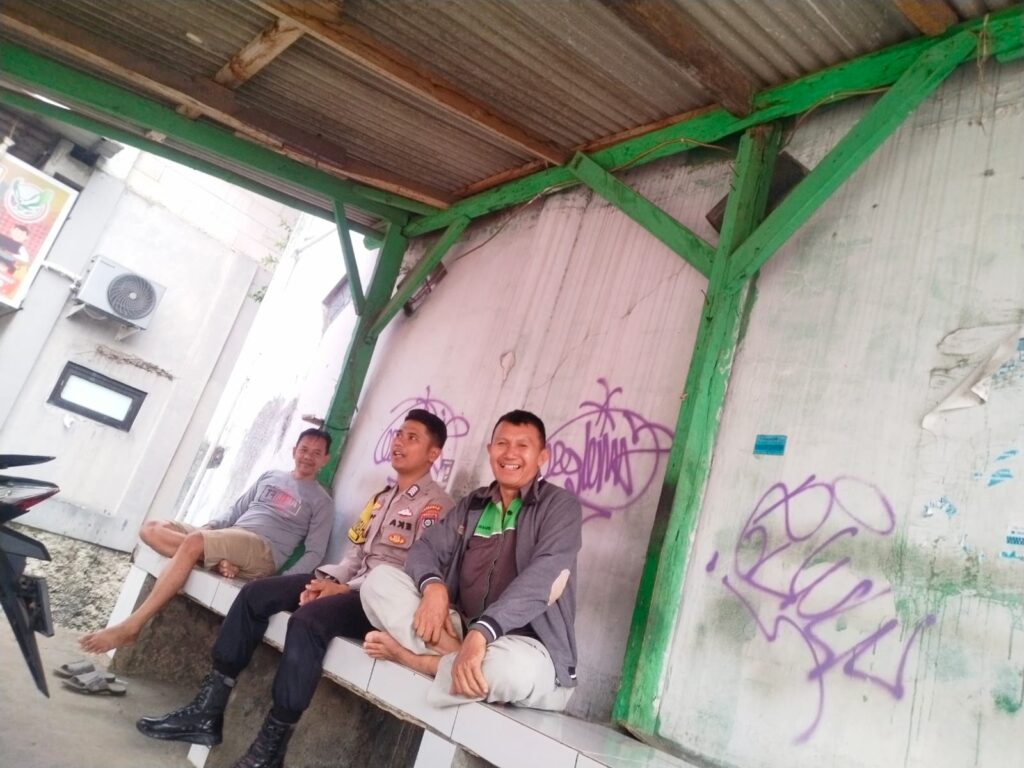 Bhabinkamtibmas Polsek Pandeglang Melaksanakan Sambang dan Silaturahmi di Kp. Ciekek Hilir 1 WhatsApp Image 2023 11 04 at 19.47.23