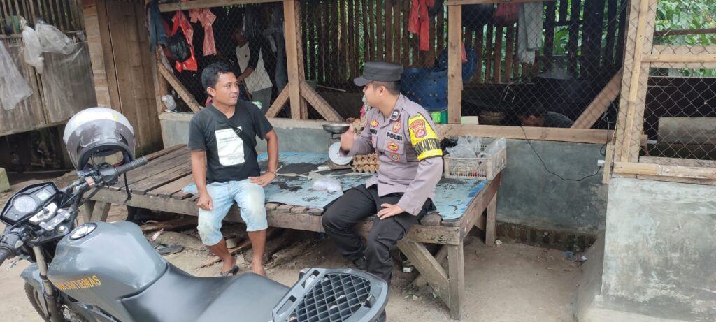 Bhabinkamtibmas Polsek Cikeusik Terus Lakukan Sambang Dialogis untuk Ciptakan Kamtibmas yang Aman 3 WhatsApp Image 2023 11 04 at 19.53.04