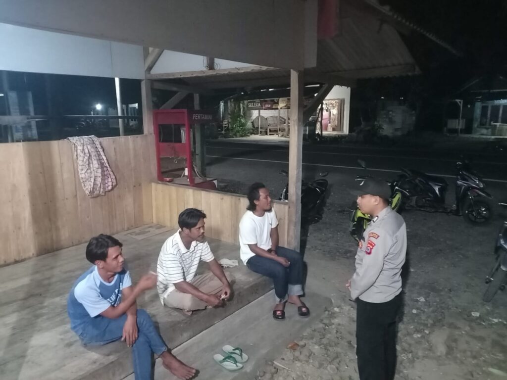 Polsek Sumur Lakukan Patroli Malam dalam Upaya Memelihara Kamtibmas di Wilayah Hukumnya 4 WhatsApp Image 2023 11 04 at 19.54.56