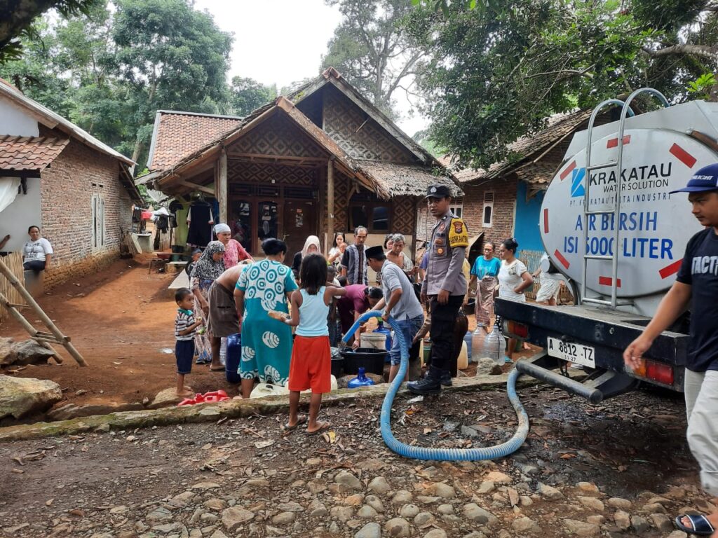 Polsek Carita Salurkan Bantuan Sosial Air Bersih kepada Warga Terdampak Kemarau 4 WhatsApp Image 2023 11 04 at 20.25.53