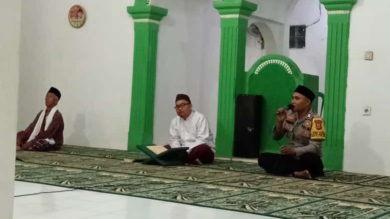 Bhabinkamtibmas Polsek Cikedal Hadiri Pengajian Mingguan di Mesjid At-Taubah 1 WhatsApp Image 2023 11 04 at 22.07.53