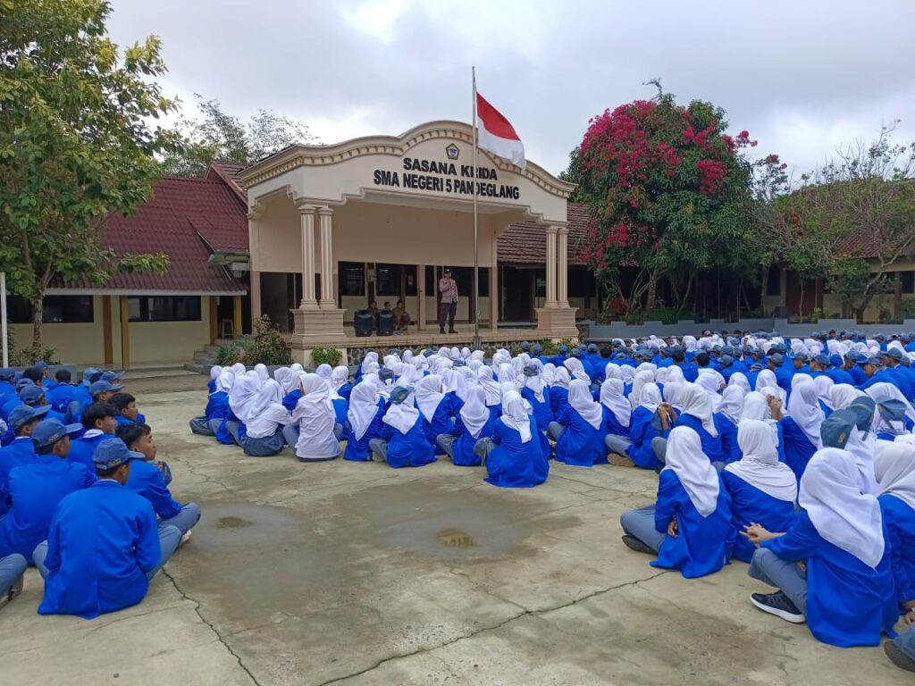 Upacara Bendera di SMAN 5 Pandeglang: Bhabinkamtibmas Polsek Cibaliung Sampaikan Pesan Kamtibmas 10 WhatsApp Image 2023 11 06 at 11.17.14