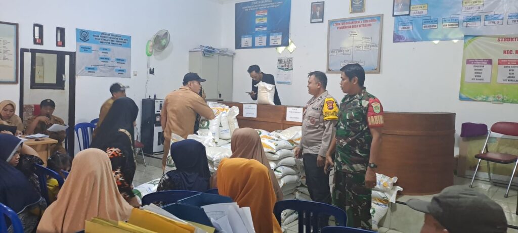 Bhabinkamtibmas Polsek Cadasari Hadiri Penyaluran Bantuan Sosial Ketahanan Pangan 8 WhatsApp Image 2023 11 06 at 13.19.31
