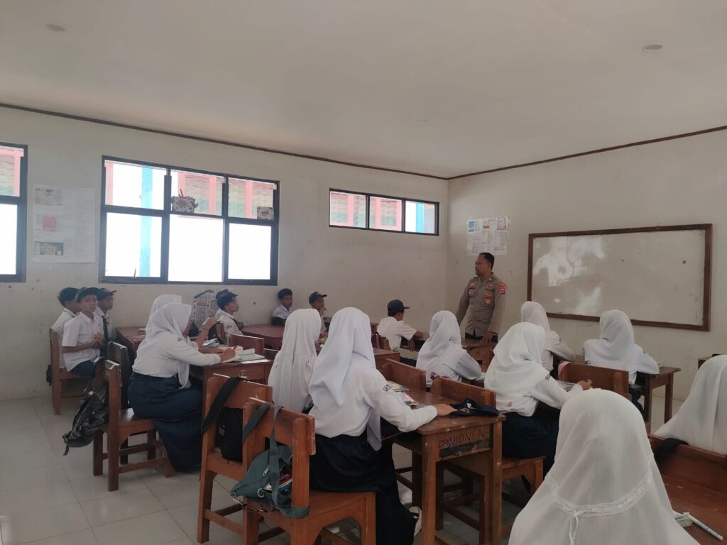 Polsek Pulosari Sosialisasikan Pencegahan Perundungan di SMPN 1 Pulosari 9 WhatsApp Image 2023 11 06 at 20.00.28
