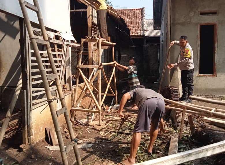 Anggota Polsek Cikedal Bantu Korban Rumah Tertimpa Pohon Tumbang 8 WhatsApp Image 2023 11 07 at 10.35.34