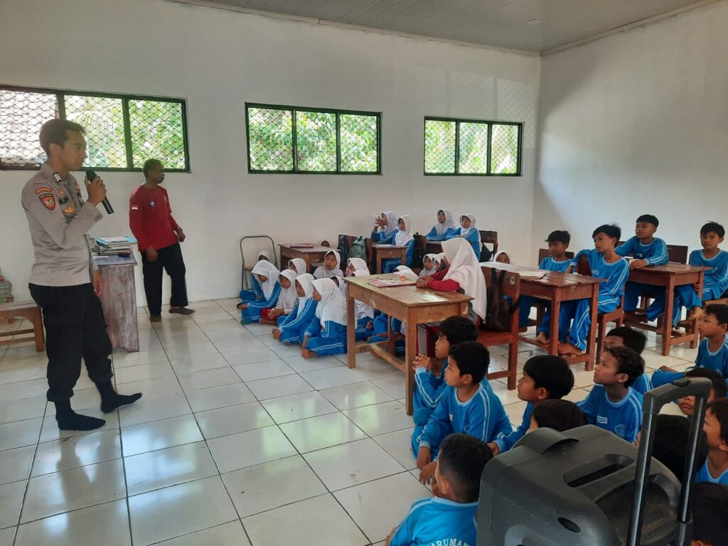 Pembinaan Siswa/Siswi SDN Tarumanegara 2 oleh Kapolsek Cigeulis 8 WhatsApp Image 2023 11 07 at 10.44.56