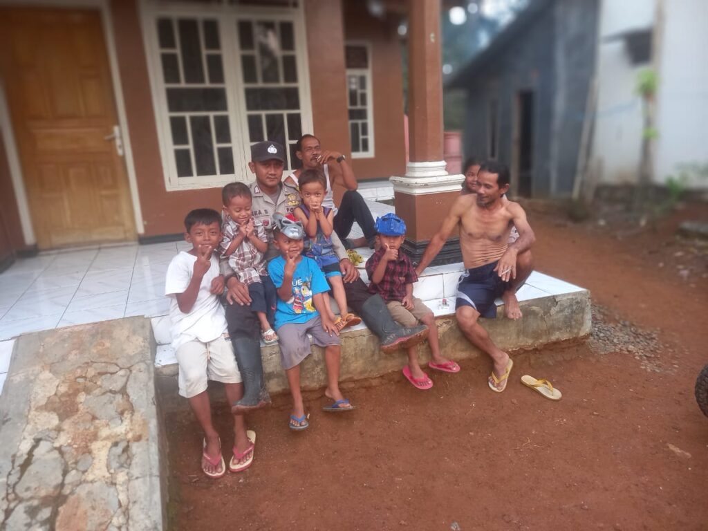 Bhabinkamtibmas Polsek Carita Edukasi Anak-Anak Soal Keamanan 10 WhatsApp Image 2023 11 07 at 10.52.29