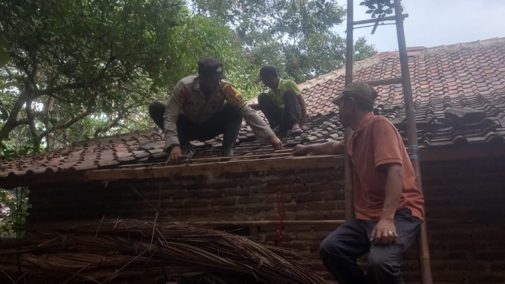 Anggota Polsek Carita Bantu Warga Pasang Genteng Rumah 1 WhatsApp Image 2023 11 07 at 10.59.26