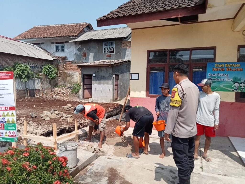 Bhabinkamtibmas Polsek Cikedal Dukung Pembangunan Sekolah SD Negeri Cipicung 1 3 WhatsApp Image 2023 11 07 at 19.12.41