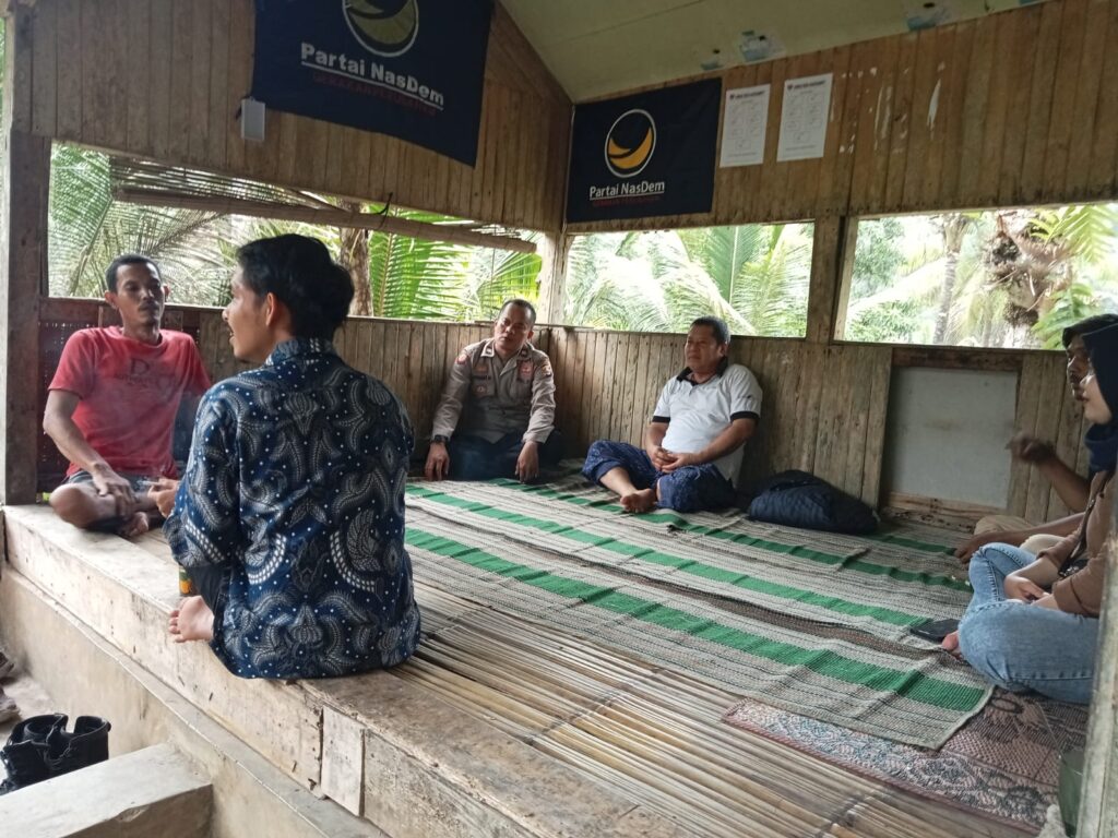 Sambang Silaturahmi oleh Bhabinkamtibmas Polsek Saketi untuk Menciptakan Situasi Kamtibmas Aman dan Tertib 6 WhatsApp Image 2023 11 07 at 19.19.58