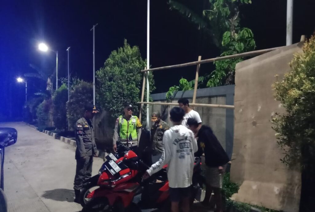 Bhabinkamtibmas Polsek Cikedal Sambang Pemuda Nongkrong 3 WhatsApp Image 2023 11 08 at 11.04.56