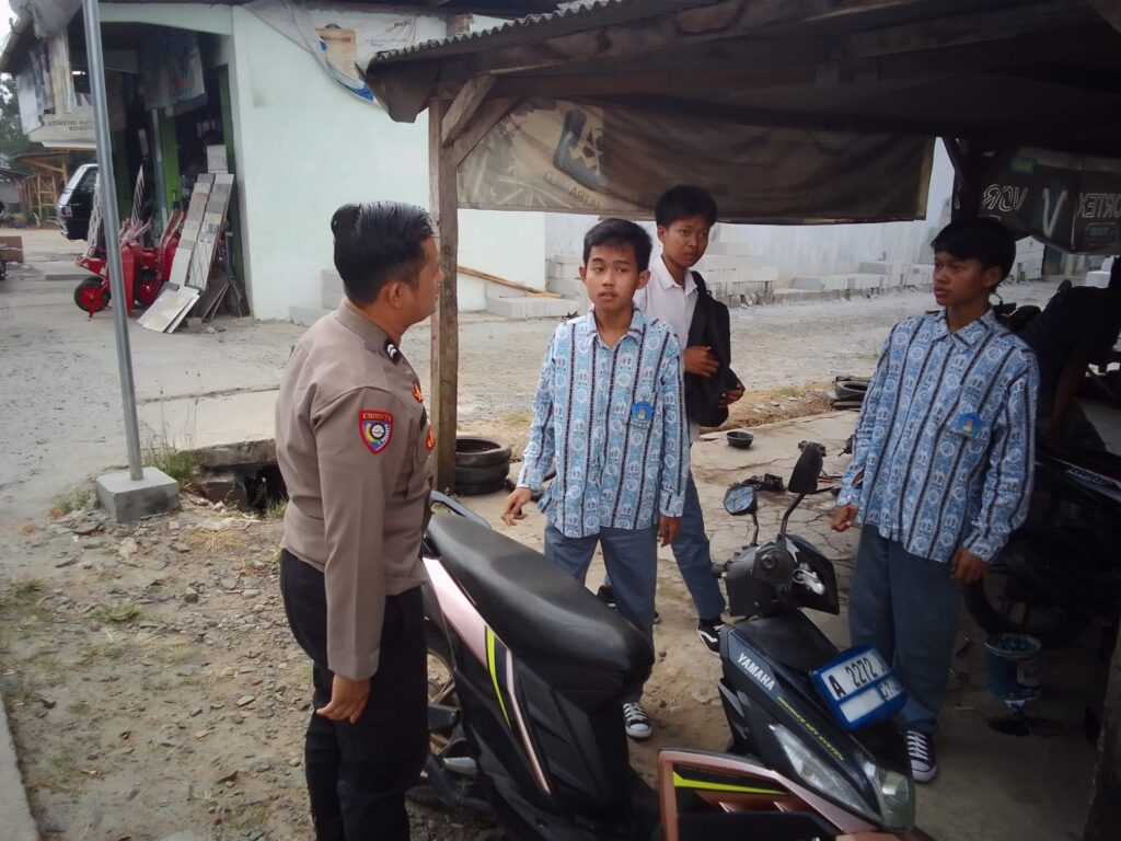Bhabinkamtibmas Polsek Panimbang Sambang Warga dan Ajak Cegah Bullying 5 WhatsApp Image 2023 11 08 at 11.17.21