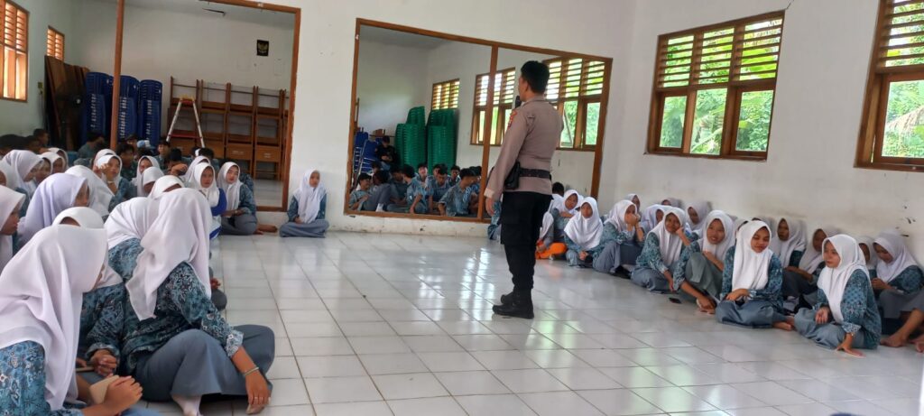 Polsek Carita Sosialisasikan Terkait Kesadaran Hukum dan UU Lalulintas di Kalangan Pelajar 6 WhatsApp Image 2023 11 08 at 14.48.41