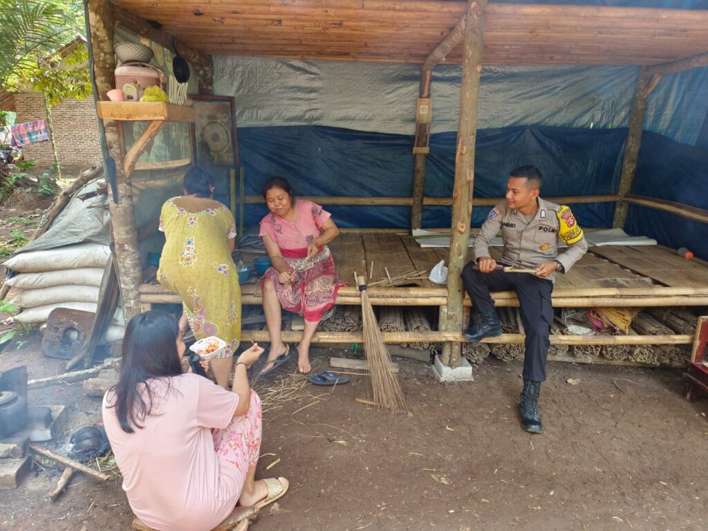 Polsek Banjar Gelar Giat Sambang Door to Door System (DDS) ke Warga Masyarakat 1 WhatsApp Image 2023 11 08 at 20.06.27