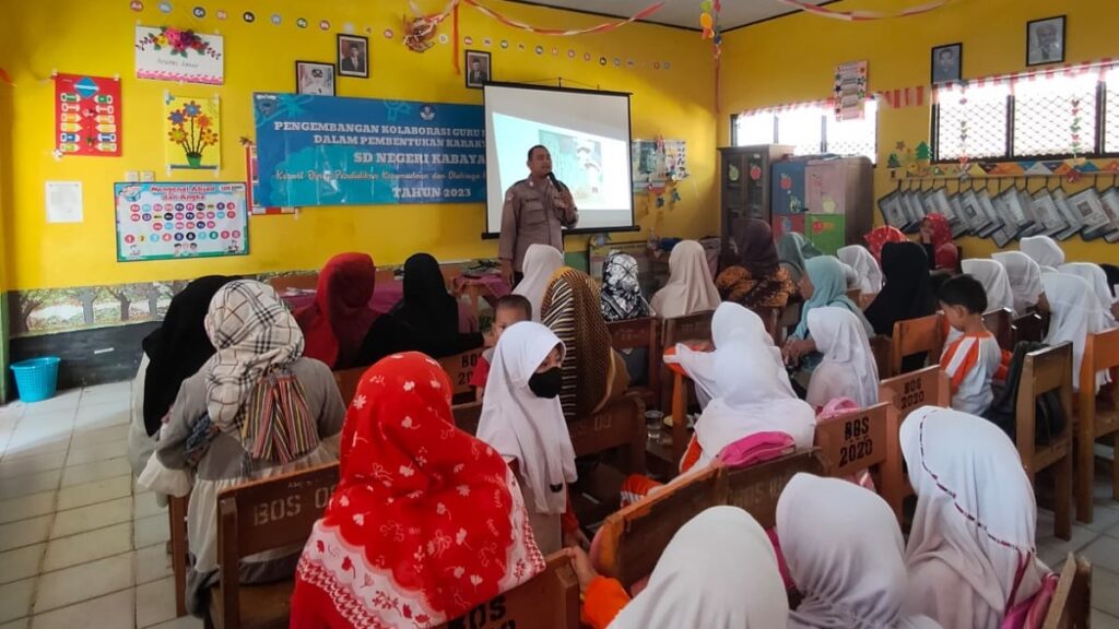Bhabinkamtibmas Polsek Pandeglang Sosialisasikan Pencegahan Bullying di Sekolah 3 WhatsApp Image 2023 11 09 at 11.29.20