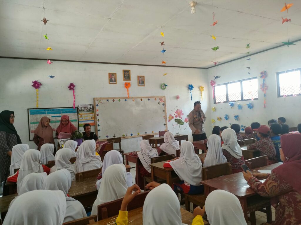 Polsek Pulosari Sosialisasikan Anti Bullying di SD Negeri 02 Sukasari 4 WhatsApp Image 2023 11 09 at 13.59.51