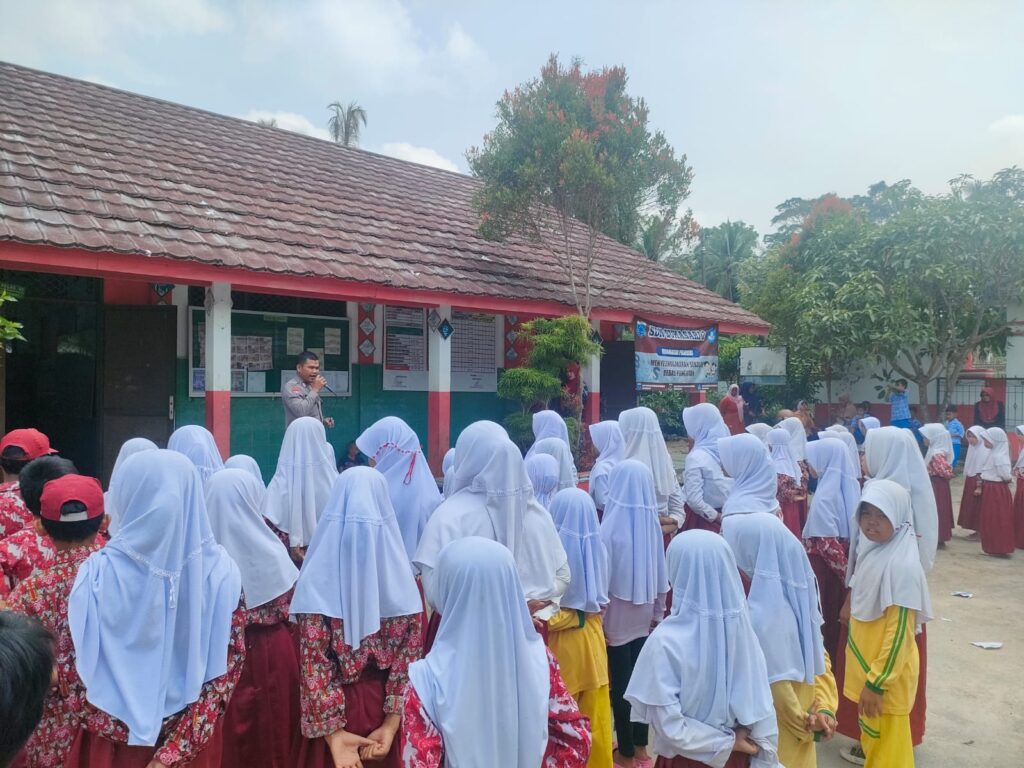 Polsek Pulosari Gencar Sosialisasi Pencegahan Bullying di Sekolah 5 WhatsApp Image 2023 11 09 at 14.04.11