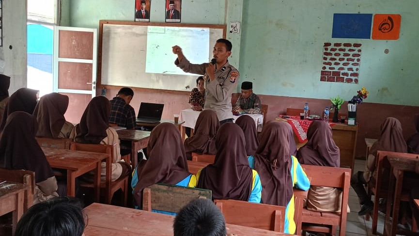 Polsek Jiput Gencar Lakukan Edukasi Pencegahan Bullying dan Bahaya Narkoba di Sekolah-sekolah 2 WhatsApp Image 2023 11 11 at 16.51.03