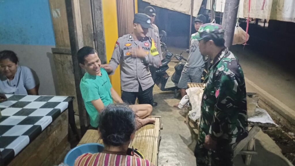 Polsek Bojong Gencar Lakukan Patroli Malam untuk Ciptakan Kamtibmas yang Aman dan Kondusif 6 WhatsApp Image 2023 11 12 at 08.35.02