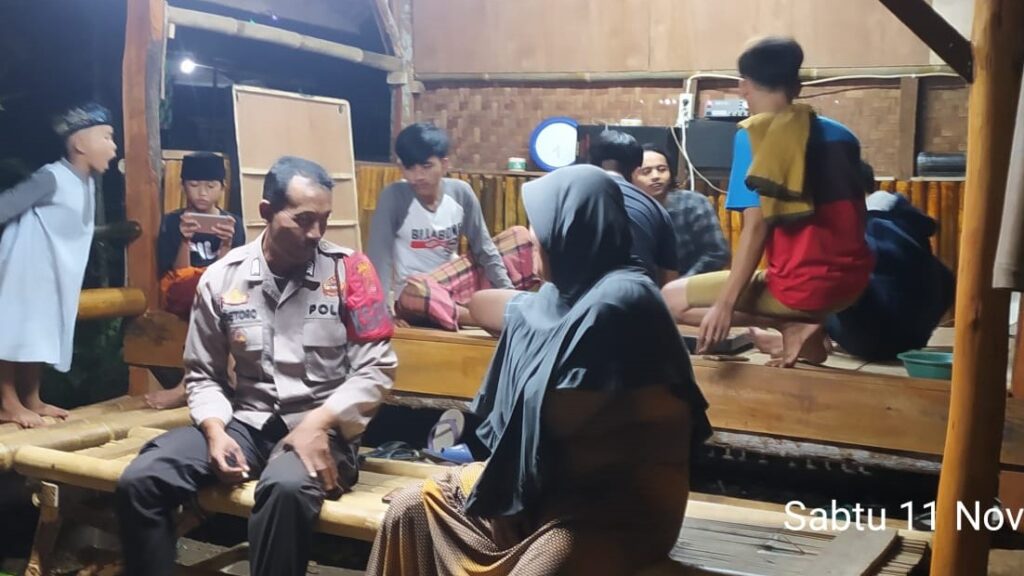 Polsek Banjar Tingkatkan Patroli Malam untuk Ciptakan Lingkungan Aman dan Nyaman 2 WhatsApp Image 2023 11 12 at 16.55.23