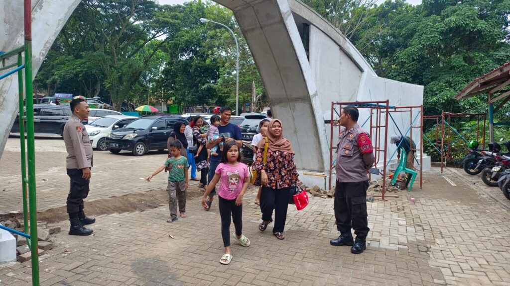 Polsek Banjar Pastikan Keamanan dan Kenyamanan Pengunjung Wisata Pemandian Air Panas 3 WhatsApp Image 2023 11 12 at 17.02.54