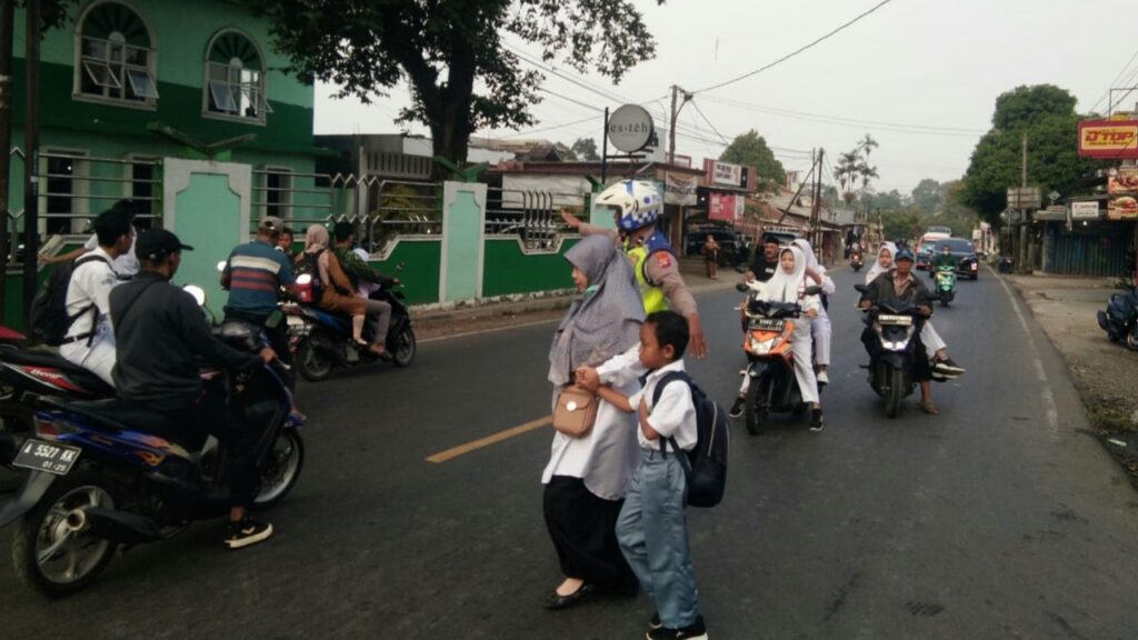Polsek Menes Maksimalkan Pengaturan Lalu Lintas di Pagi Hari untuk Cegah Kecelakaan dan Kemacetan 5 WhatsApp Image 2023 11 13 at 07.15.15