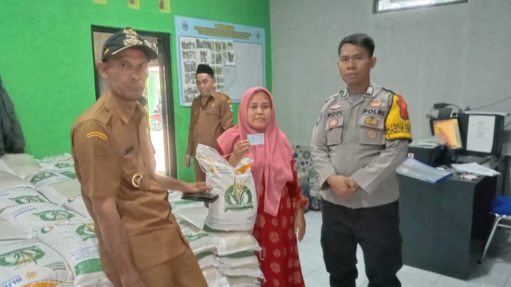 Bhabinkamtibmas Polsek Mandalawangi Kawal Penyaluran Bantuan Pangan Beras 7 WhatsApp Image 2023 11 13 at 10.18.11