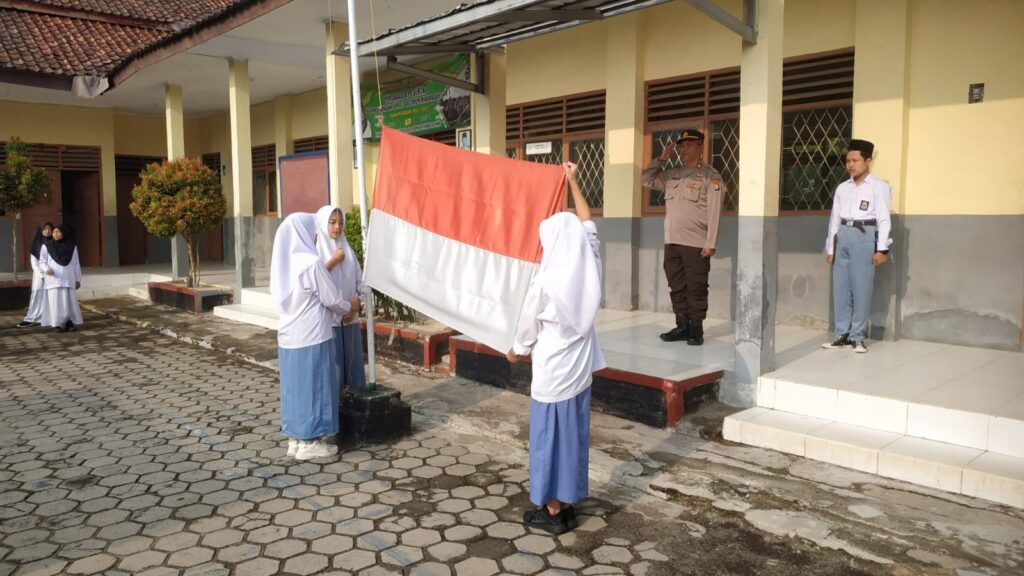 Kanit Samapta Polsek Pandeglang Pimpin Upacara Bendera di MA Ar Rohman Pandeglang 9 WhatsApp Image 2023 11 13 at 10.25.37