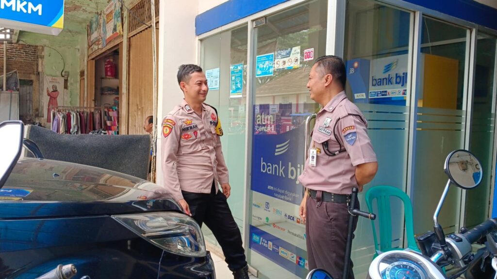 Polsek Menes Gencar Lakukan Patroli Siang Hari, Fokus Ke Area Perbankan dan Mesin ATM untuk Antisipasi Kejahatan Konvensional 4 WhatsApp Image 2023 11 13 at 10.26.51 1