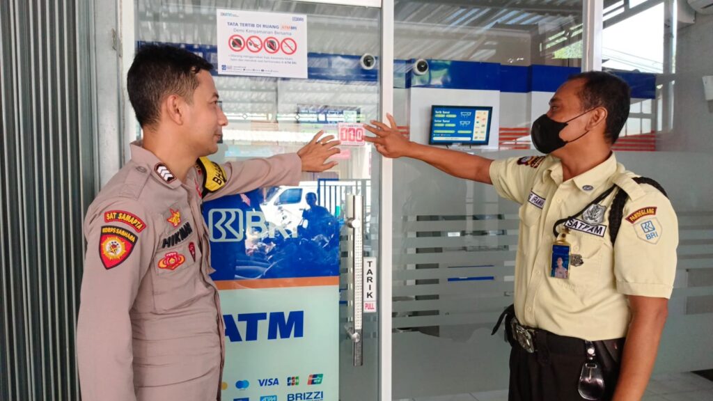 Bhabinkamtibmas Polsek Menes Sambangi Satpam Bank BRI Tempel Stiker 110 8 WhatsApp Image 2023 11 13 at 10.26.51