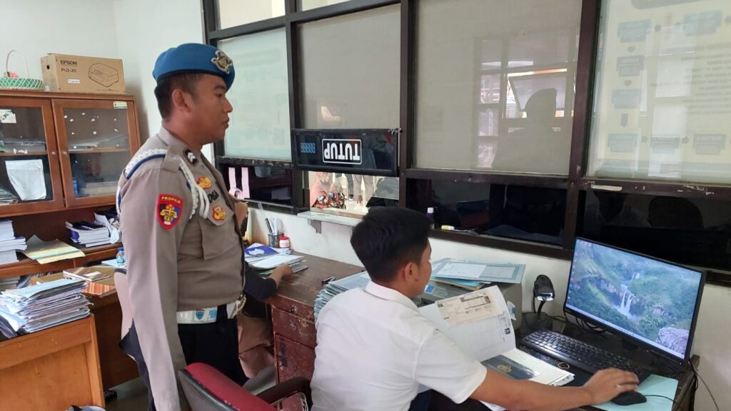 Sipropam Polres Pandeglang Lakukan Patroli Pengawasan di Kantor Samsat Pandeglang 2 WhatsApp Image 2023 11 13 at 10.52.46