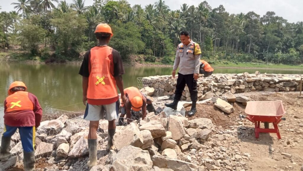 Giat Sambang dan Silaturahmi Bhabinkamtibmas Polsek Cikedal di Proyek Situ Gonggong 1 WhatsApp Image 2023 11 13 at 12.21.31