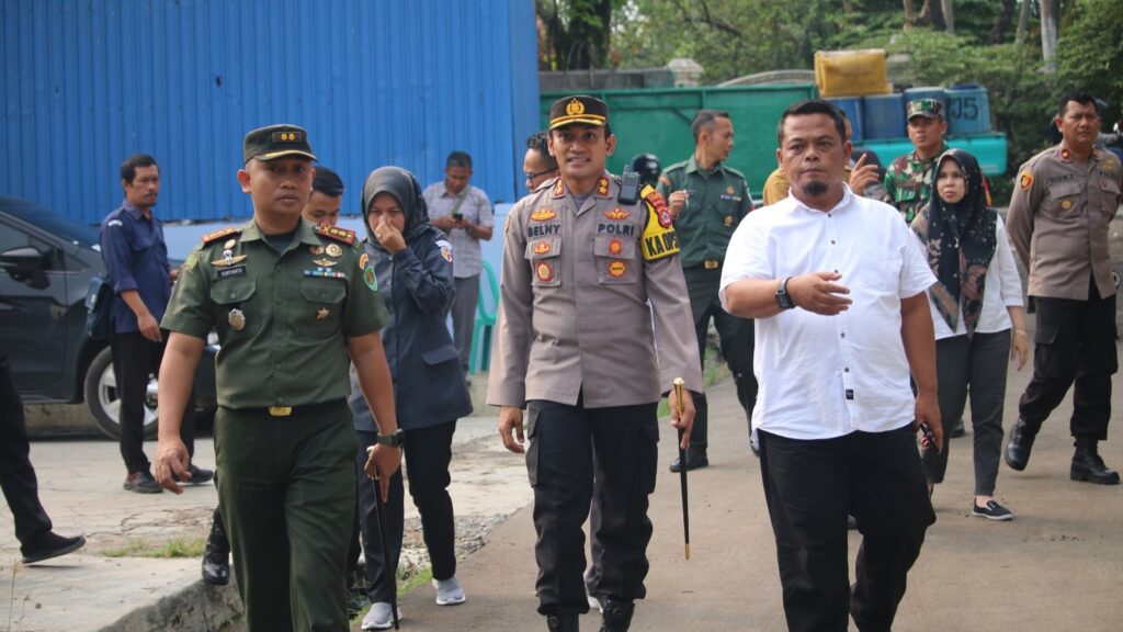 Kapolres Pandeglang dan Dandim 0601 Cek Gudang Logistik KPU Menjelang Pemilu 2024 4 WhatsApp Image 2023 11 13 at 16.40.06